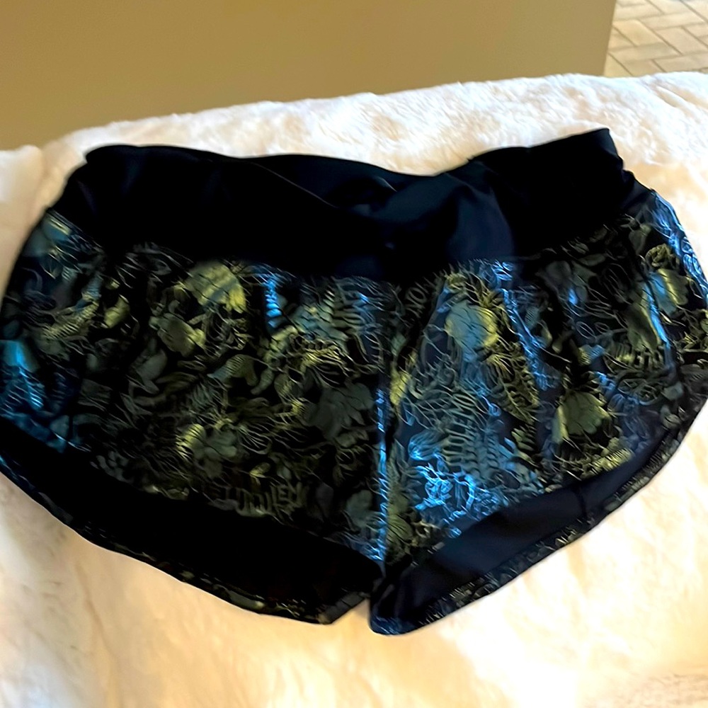 EUC Lululemon Speed Up Lined Flourish Black Iridescent Foil low Rise Shorts 6